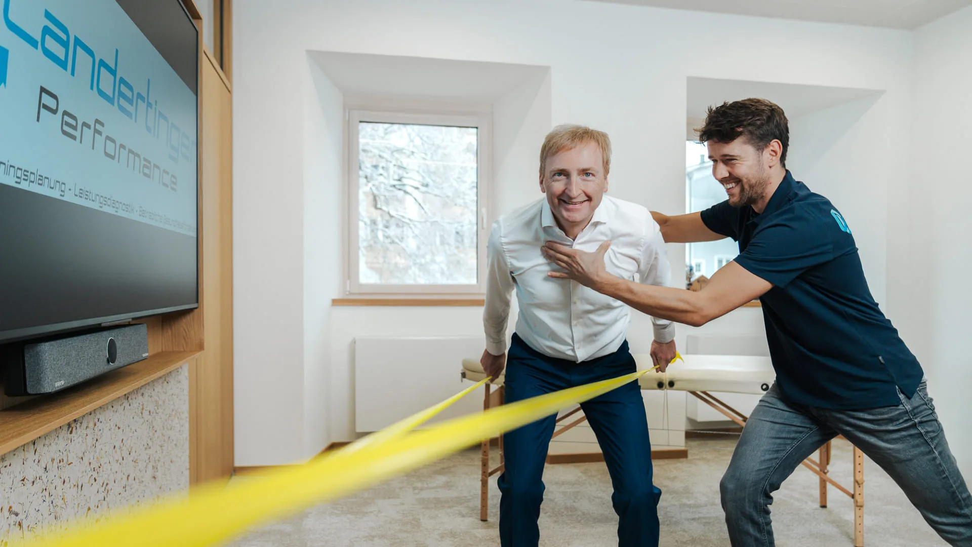 Zwei Männer mit Widerstandsband in einem modernen Raum